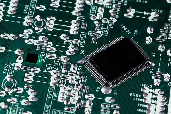 Mikrochip Auf Grünem Motherboard Integriert — Stockfoto