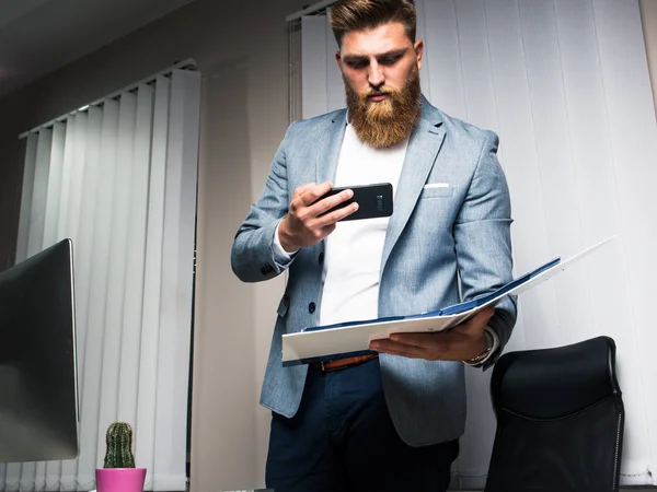 Office gece geç saatlerde iş imzalamadaki işadamı