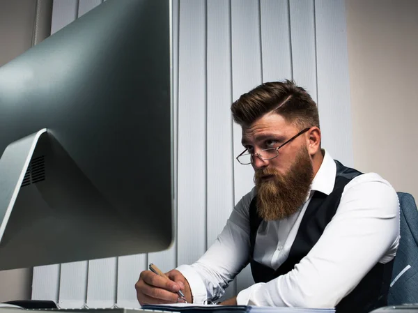 İşadamı office gece geç saatlerde iş araştırma