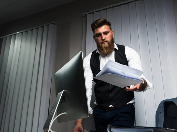 İşadamı office gece geç saatlerde iş sonunda günün