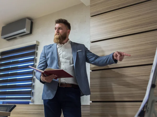 Office gece geç saatlerde iş işadamı