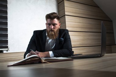 Genç işadamı office geç gece çalışmalarında sakallı