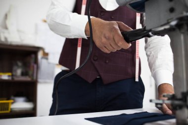 Sakallı genç çalışma yeni cloting tasarım terzi.