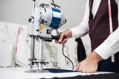 Sakallı genç çalışma yeni cloting tasarım terzi.