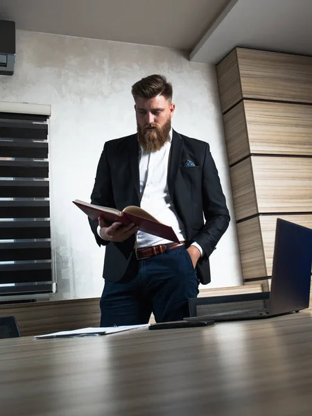 Genç işadamı office geç gece çalışmalarında sakallı