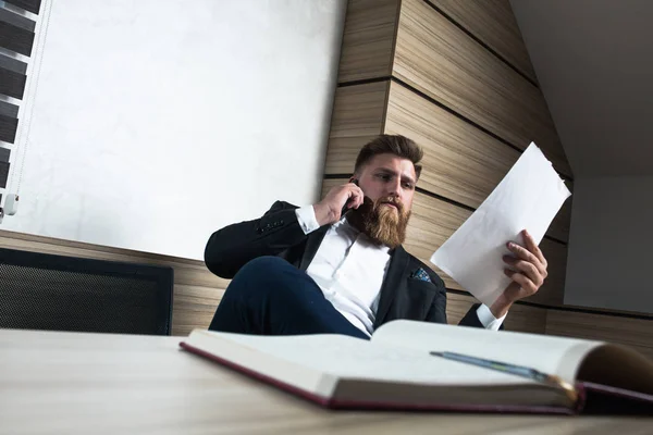Genç işadamı office geç gece çalışmalarında sakallı