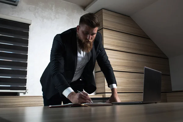 Genç işadamı office geç gece çalışmalarında sakallı