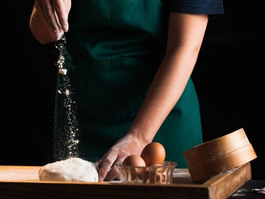 Eller bir şef baker kadının hamur yoğurma