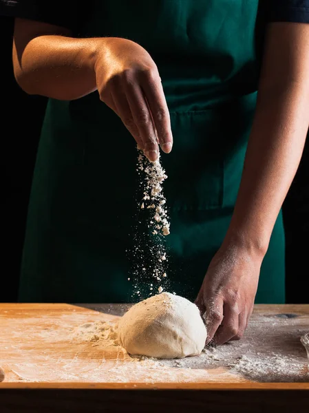 Eller bir şef baker kadının hamur yoğurma