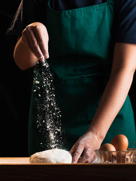 Eller bir şef baker kadının hamur yoğurma