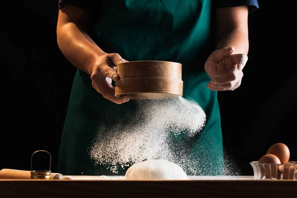 Eller bir şef baker kadının hamur yoğurma