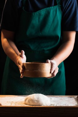 Eller bir şef baker kadının hamur yoğurma