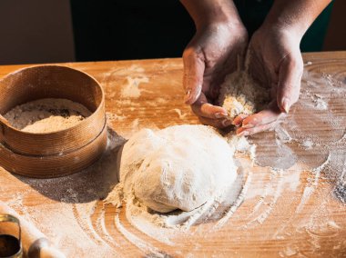 Eller bir şef baker kadının hamur yoğurma