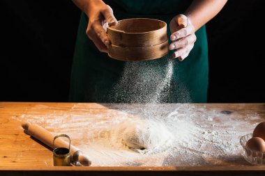 Eller bir şef baker kadının hamur yoğurma