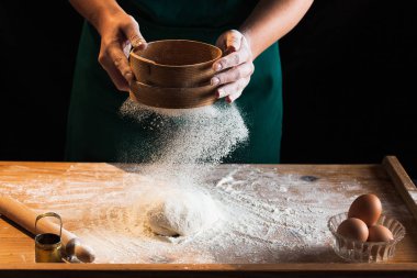 Eller bir şef baker kadının hamur yoğurma