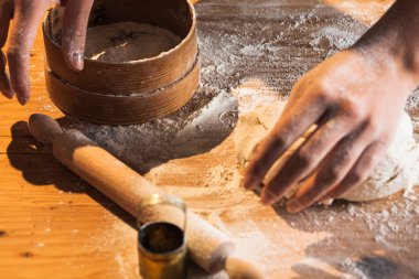 Eller bir şef baker kadının hamur yoğurma