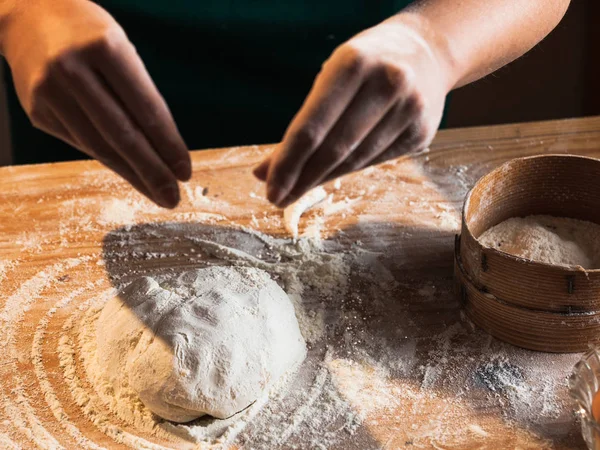 Eller bir şef baker kadının hamur yoğurma