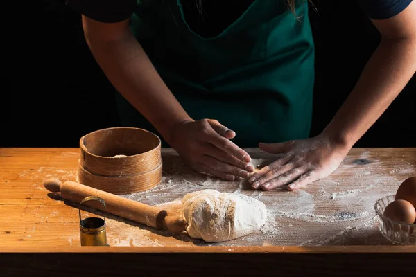 Eller bir şef baker kadının hamur yoğurma