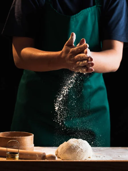 Eller bir şef baker kadının hamur yoğurma