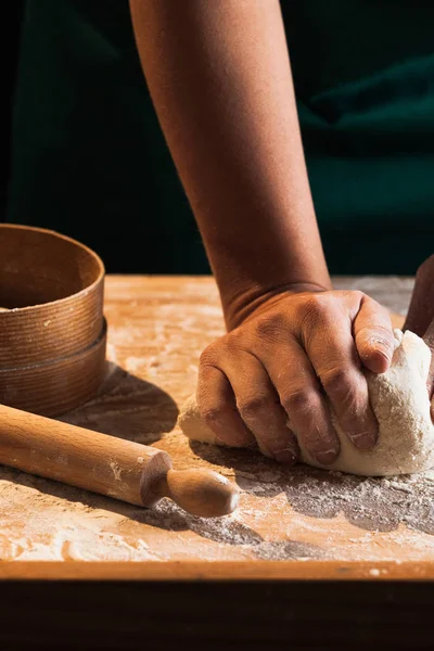 Manos Una Cocinera Amasando Masa —  Fotos de Stock