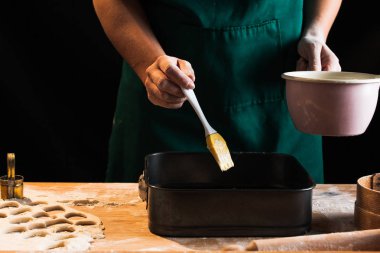Eller bir şef baker kadının hamur yoğurma