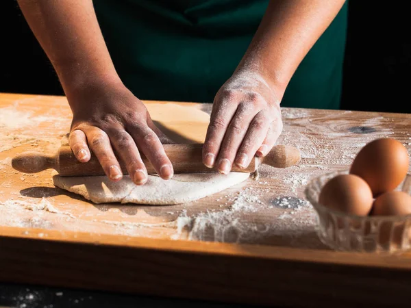Eller bir şef baker kadının hamur yoğurma
