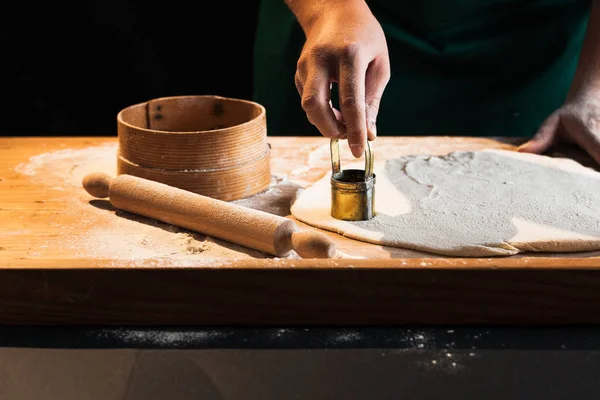 Eller bir şef baker kadının hamur yoğurma