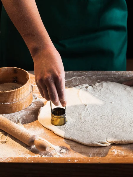 Manos Una Cocinera Amasando Masa —  Fotos de Stock