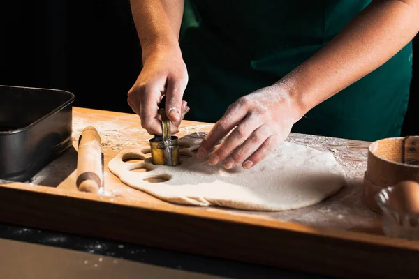 Eller bir şef baker kadının hamur yoğurma