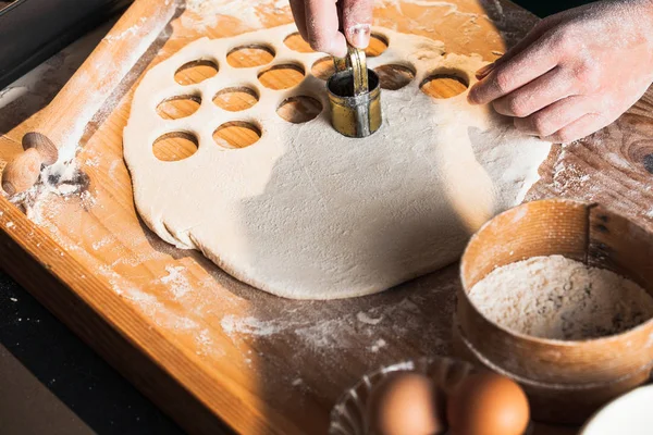 Eller bir şef baker kadının hamur yoğurma
