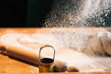 Eller bir şef baker kadının hamur yoğurma