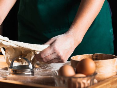 Eller bir şef baker kadının hamur yoğurma