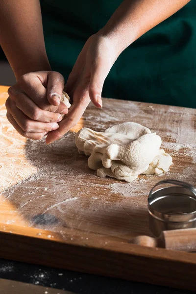 Eller bir şef baker kadının hamur yoğurma