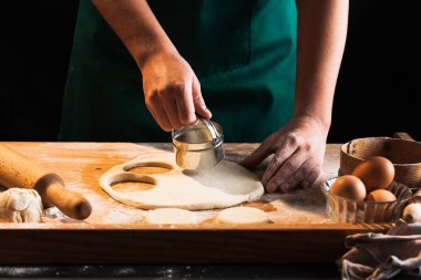 Eller bir şef baker kadının hamur yoğurma