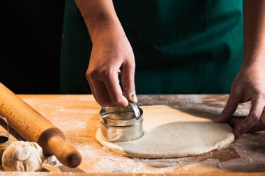 Eller bir şef baker kadının hamur yoğurma