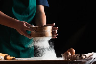 Eller bir şef baker kadının hamur yoğurma
