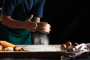 Eller bir şef baker kadının hamur yoğurma