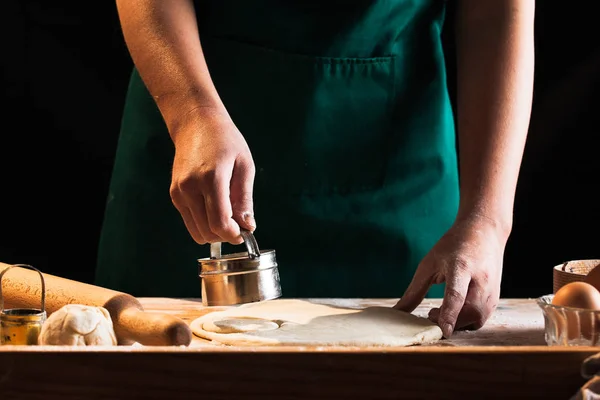 Mains Une Femme Boulangère Chef Pétrissant Pâte — Photo