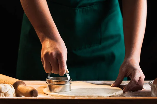 Eller bir şef baker kadının hamur yoğurma