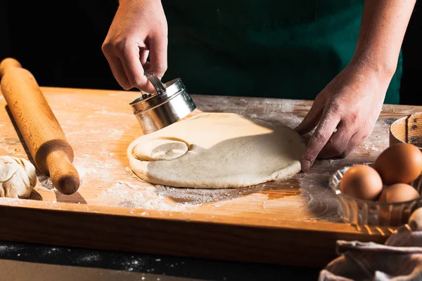 Eller bir şef baker kadının hamur yoğurma