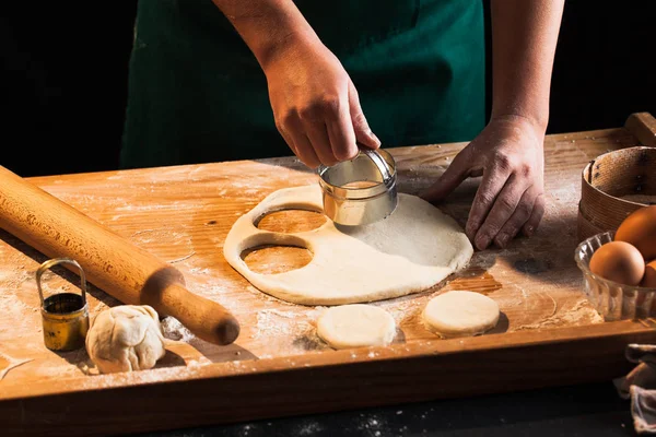 Mains Une Femme Boulangère Chef Pétrissant Pâte — Photo