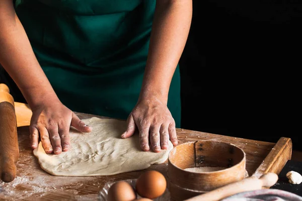 Eller bir şef baker kadının hamur yoğurma
