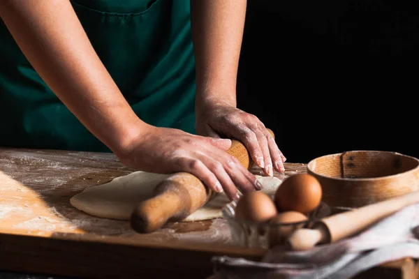 Eller bir şef baker kadının hamur yoğurma