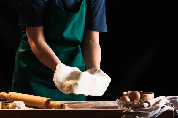 Mains Une Femme Boulangère Chef Pétrissant Pâte — Photo