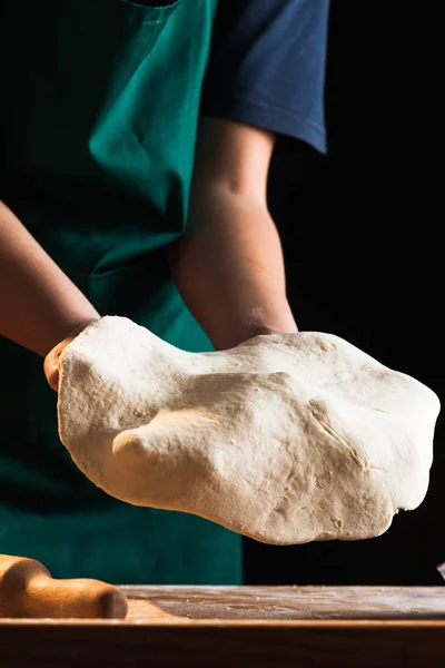Eller bir şef baker kadının hamur yoğurma