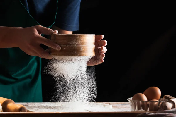 Eller bir şef baker kadının hamur yoğurma