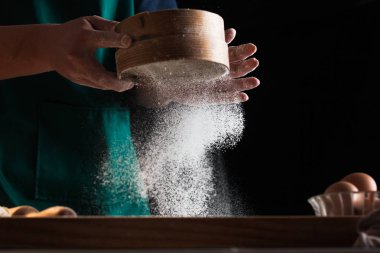 Eller bir şef baker kadının hamur yoğurma