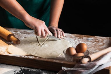 Eller bir şef baker kadının hamur yoğurma
