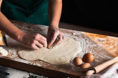 Eller bir şef baker kadının hamur yoğurma