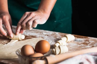 Eller bir şef baker kadının hamur yoğurma